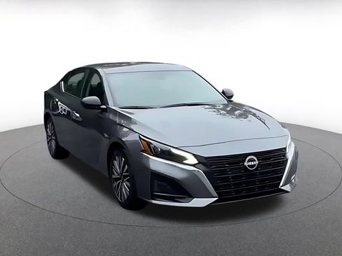 Used 2025 Nissan Altima 2.5 SV FWD image 3