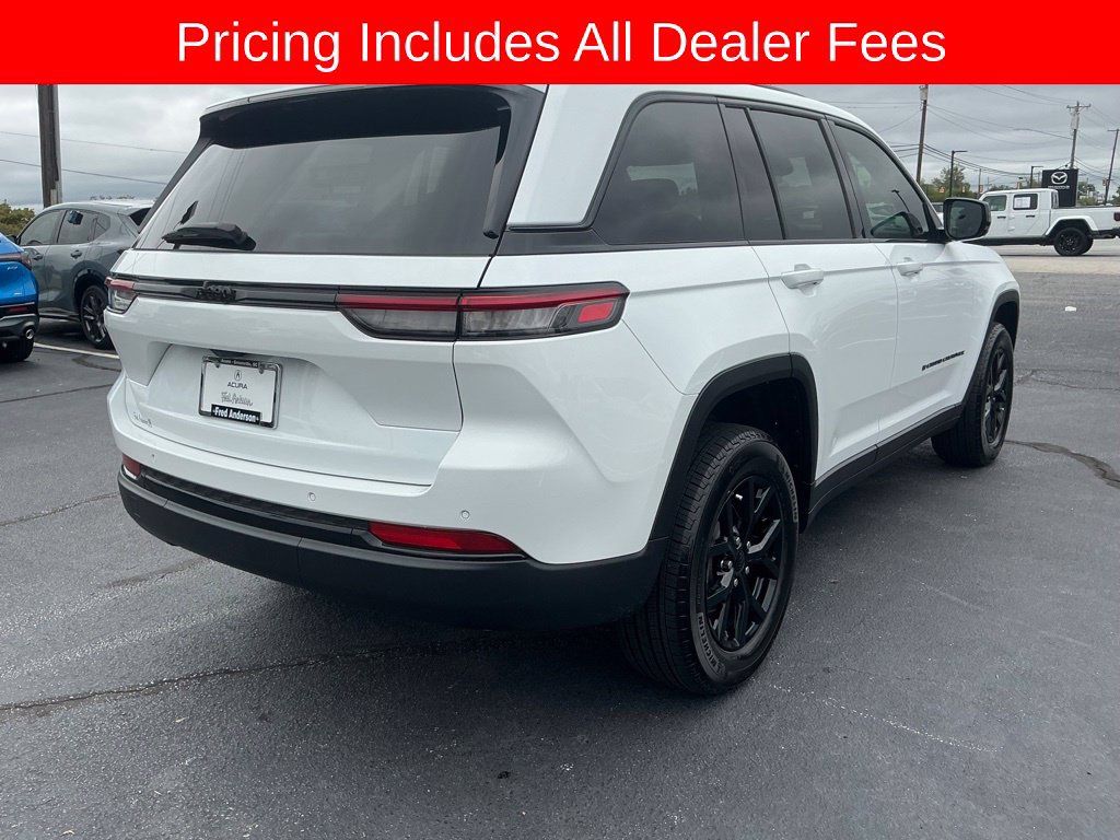 Used 2025 Jeep Grand Cherokee Altitude RWD image 5