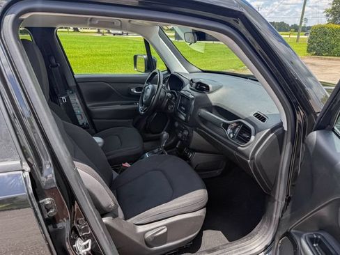 Used 2018 Jeep Renegade Altitude FWD image 11