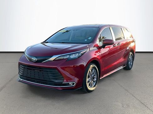 Used 2024 Toyota Sienna XLE image 3