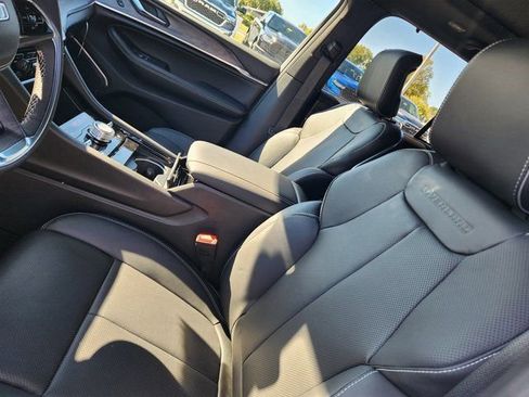 New 2025 Jeep Grand Cherokee Overland w/ Luxury Tech Group IV AWD/4WD image 11