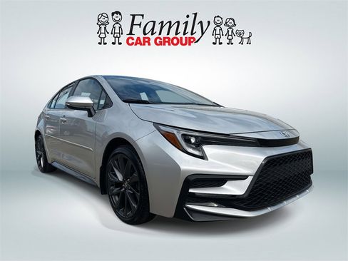 Used 2025 Toyota Corolla SE image 2