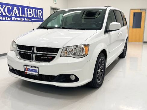 Used 2017 Dodge Grand Caravan SXT image 4