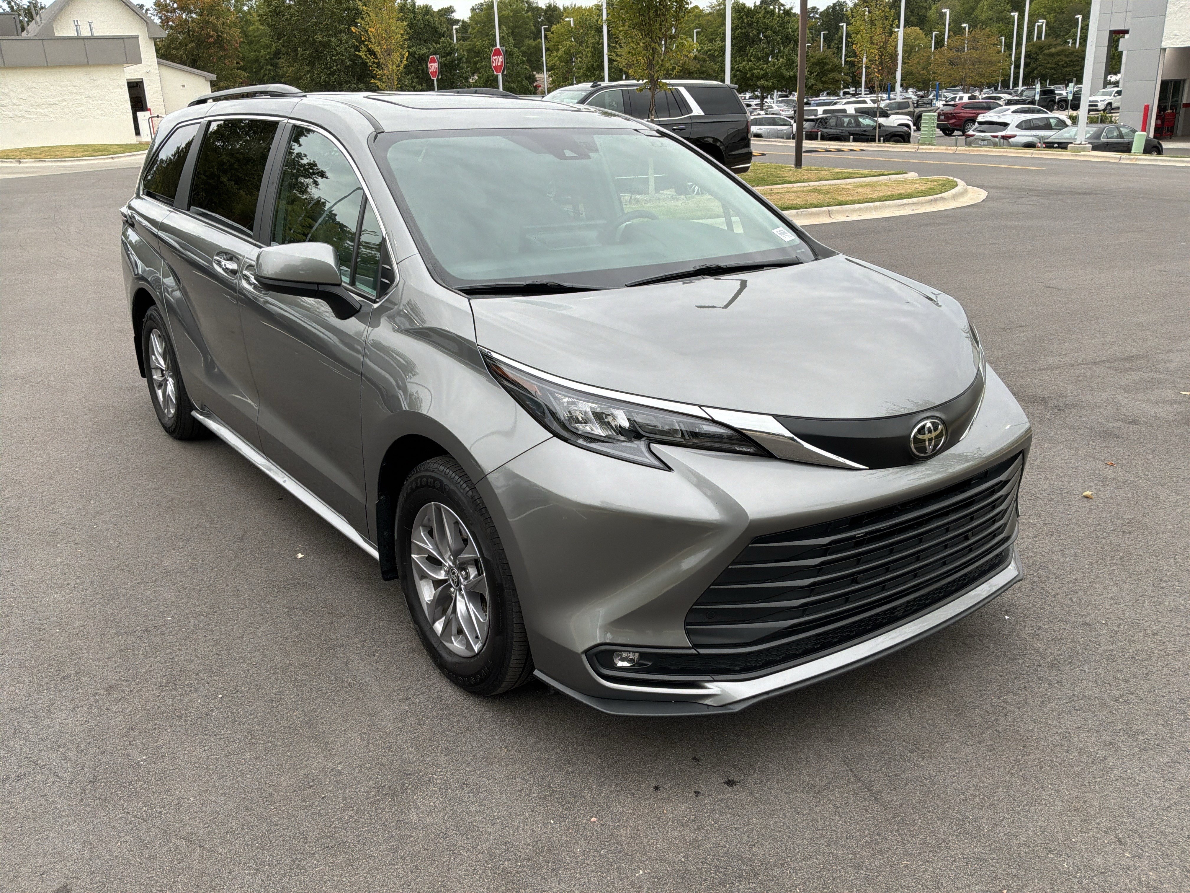 Used 2026 Toyota Sienna XLE FWD image 2