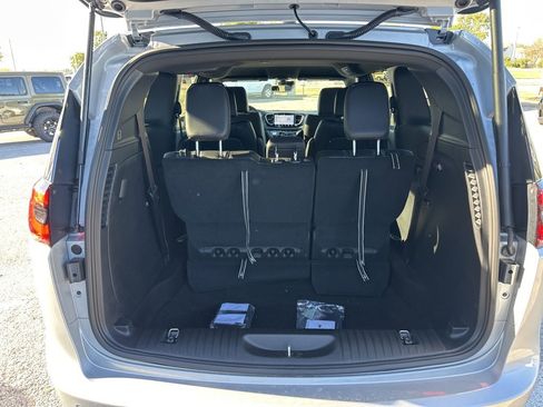 New 2026 Chrysler Pacifica Select image 3