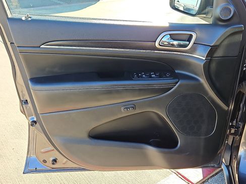 Used 2015 Jeep Grand Cherokee Limited w/ Luxury Group II image 14