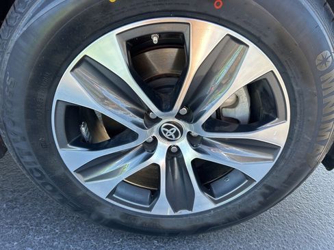 Used 2024 Toyota Highlander XLE image 26