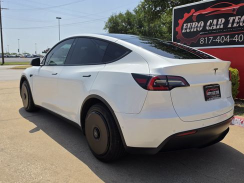 Used 2021 Tesla Model Y Long Range AWD/4WD image 3