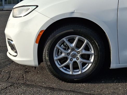 Used 2023 Chrysler Pacifica Touring-L FWD image 9