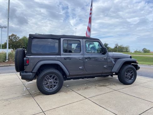 Used 2024 Jeep Wrangler Unlimited Sport AWD/4WD image 12