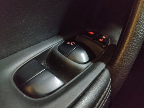 Used 2019 Nissan Rogue SV FWD image 27