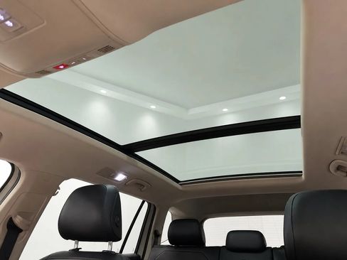 Used 2018 Volkswagen Tiguan SE w/ Panoramic Sunroof Package AWD/4WD image 51