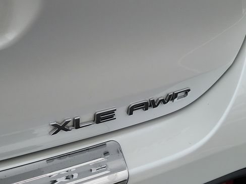 Certified 2025 Toyota Highlander XLE image 9