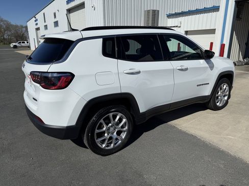 Used 2023 Jeep Compass Latitude AWD/4WD image 8