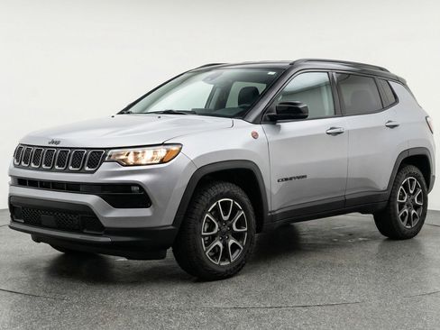 Used 2025 Jeep Compass Trailhawk AWD/4WD image 3