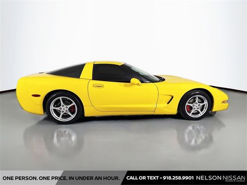 Used 2004 Chevrolet Corvette Coupe w/ Roof Package image 4