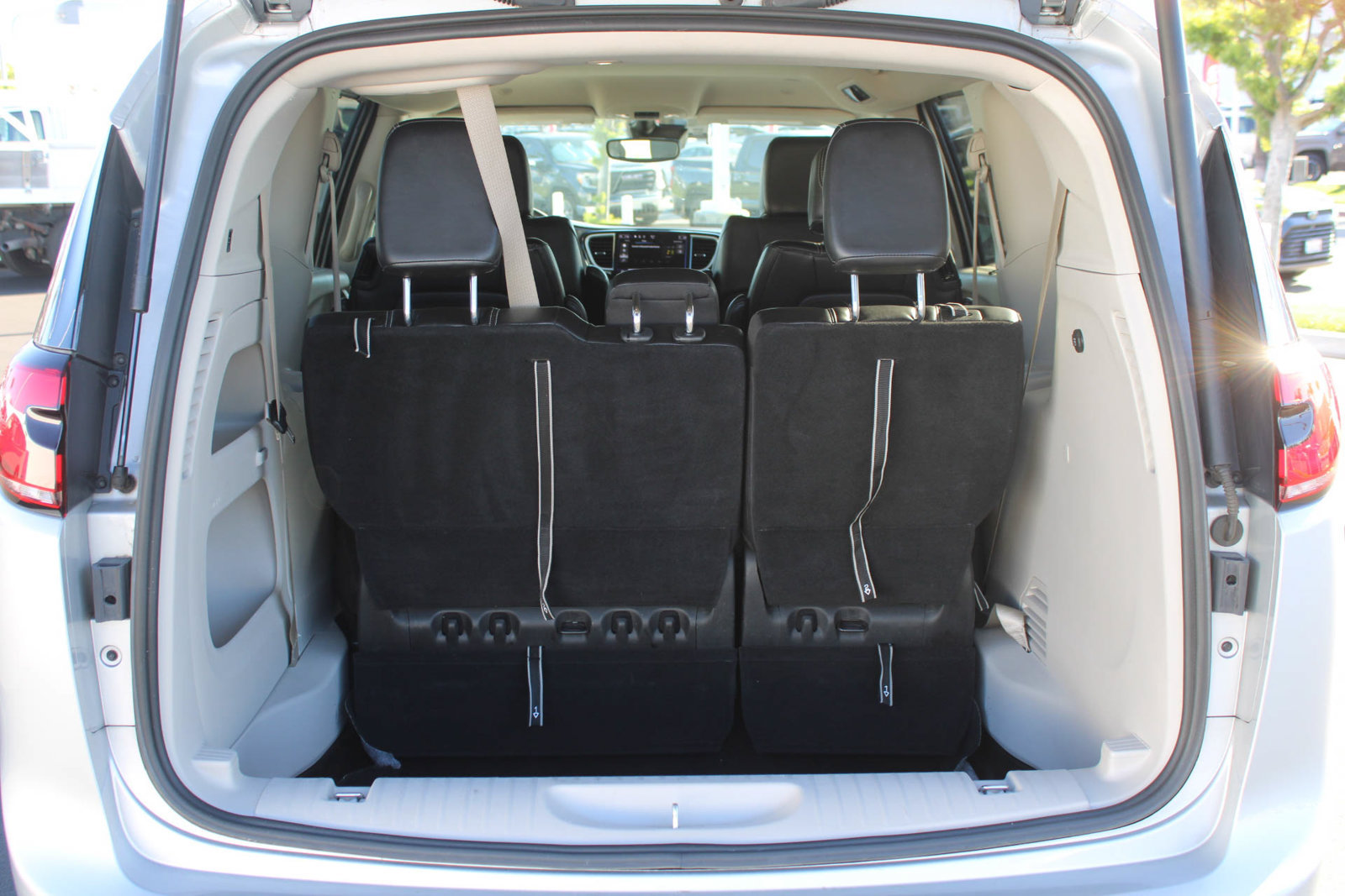 Used 2024 Chrysler Pacifica Touring-L FWD image 26