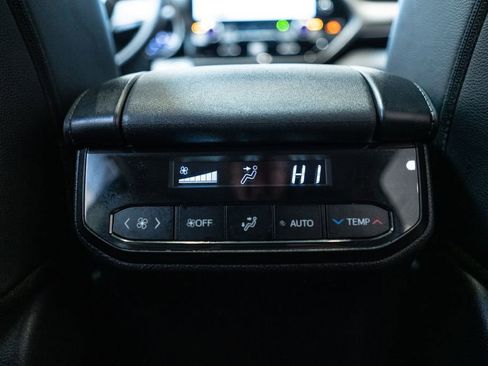 Certified 2024 Toyota Highlander XLE image 34