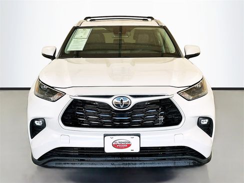 Used 2023 Toyota Highlander XLE image 2