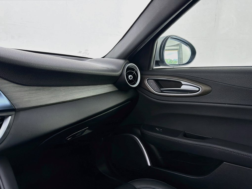 Used 2022 Alfa Romeo Giulia Ti RWD image 36