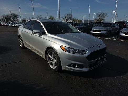Used 2016 Ford Fusion SE image 2