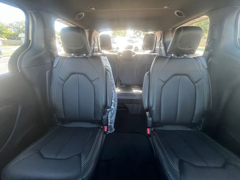 New 2026 Chrysler Pacifica Select image 5