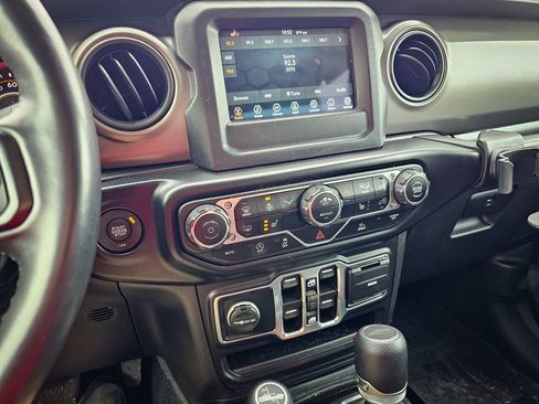 Certified 2022 Jeep Gladiator Willys image 19