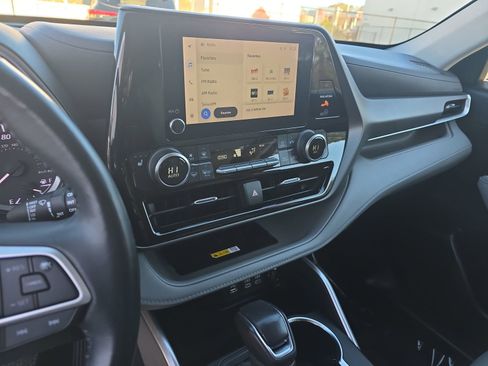 Used 2023 Toyota Highlander XLE image 28