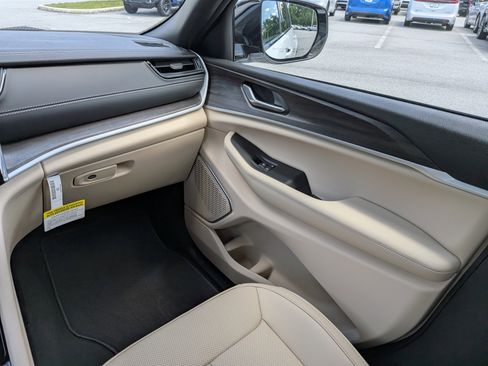 New 2026 Jeep Grand Cherokee Limited w/ Luxury Tech Group II RWD image 17
