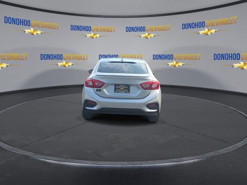 Used 2018 Chevrolet Cruze LT w/ Convenience Package FWD image 10