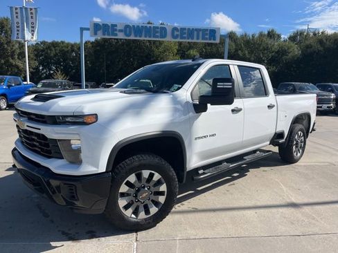 Used 2024 Chevrolet Silverado 2500 Custom image 2