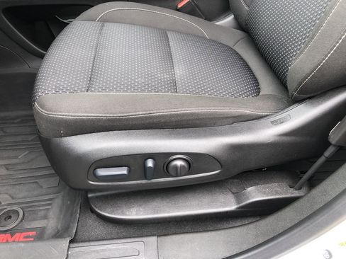 Used 2023 GMC Acadia SLE w/ Driver Convenience Package image 16