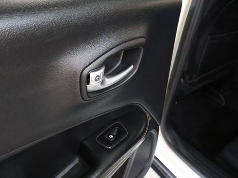 Used 2018 Jeep Compass Latitude FWD image 21