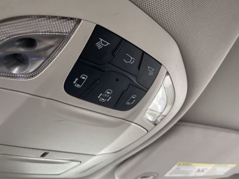 Used 2019 Chrysler Pacifica Touring-L FWD image 24