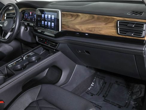 Used 2024 Volkswagen Atlas SE image 46