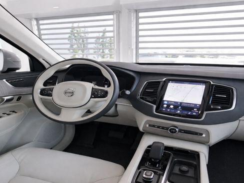 Certified 2025 Volvo XC90 B6 Plus w/ Protection Package Premier AWD/4WD image 15