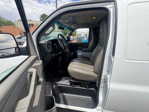 Used 2017 Chevrolet Express 3500 Extended image 15