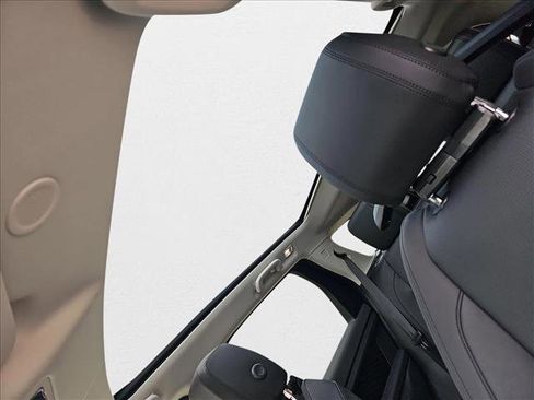 New 2025 Land Rover Discovery Sport S image 28