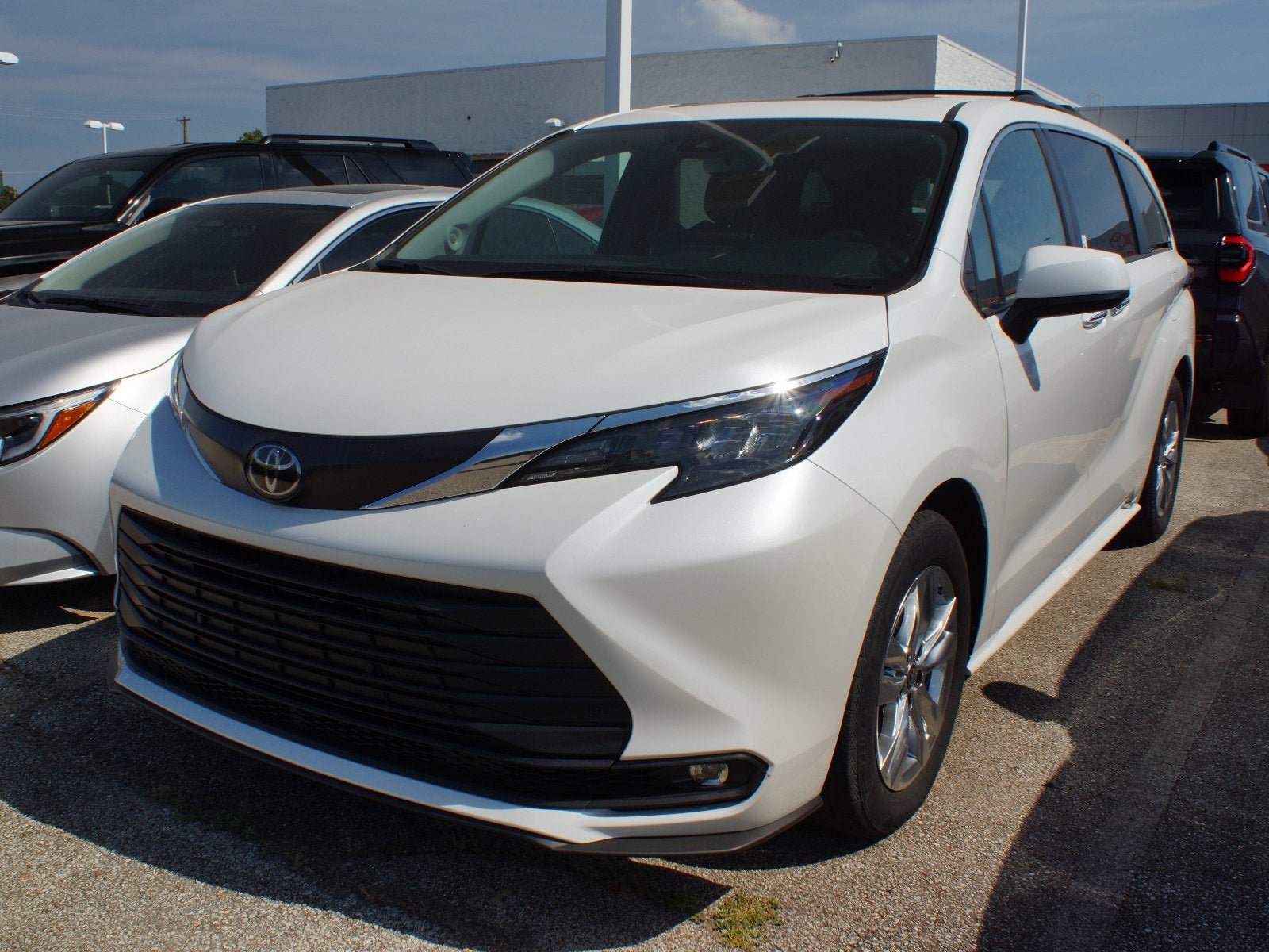 Used 2026 Toyota Sienna XLE AWD/4WD image 1