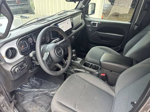 Used 2024 Jeep Gladiator Sport AWD/4WD image 16