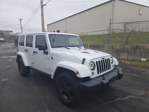 Used 2015 Jeep Wrangler Unlimited Sahara image 3