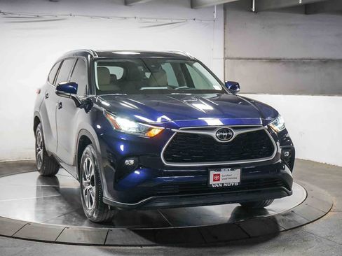 Certified 2020 Toyota Highlander XLE FWD image 3