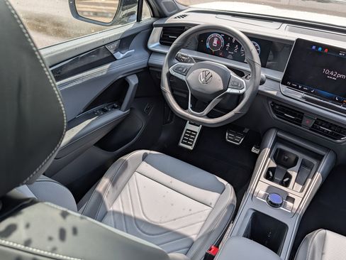 Certified 2026 Volkswagen Tiguan SE R-Line AWD/4WD image 9