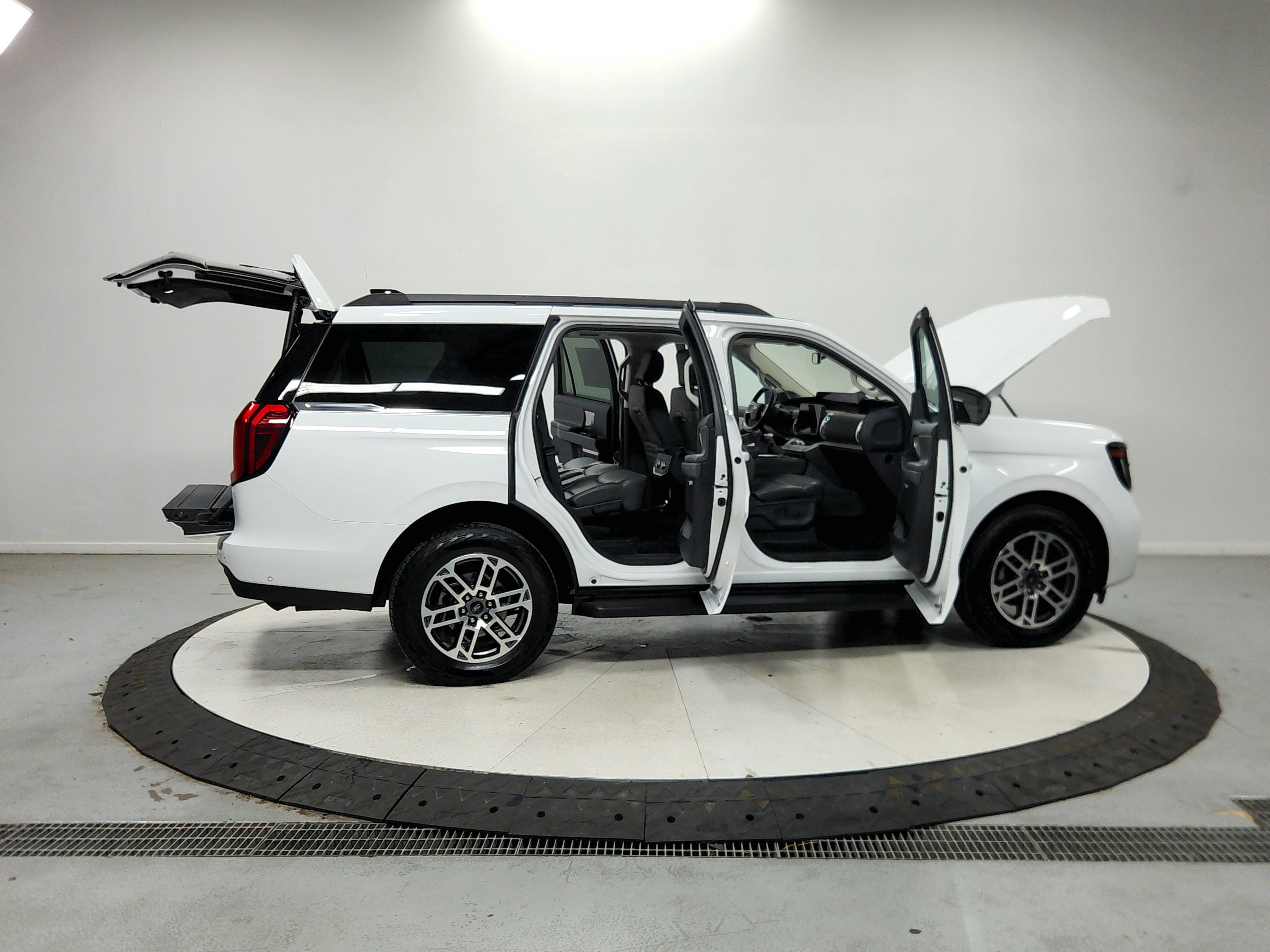 Used 2025 Ford Expedition Active AWD/4WD image 17