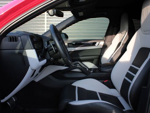 Certified 2025 Porsche Cayenne S image 5