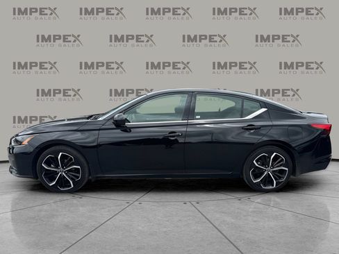 Used 2023 Nissan Altima 2.5 SR FWD image 2
