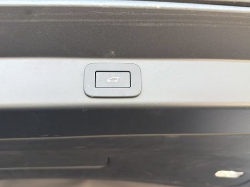 Used 2025 Land Rover Range Rover Sport SE AWD/4WD image 15