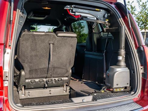 Used 2018 Dodge Grand Caravan SXT w/ Blacktop Package FWD image 15