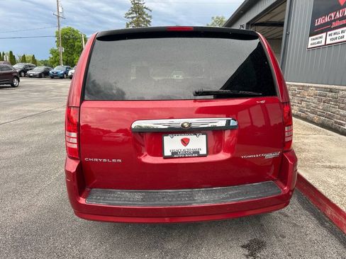 Used 2010 Chrysler Town & Country Touring FWD image 4