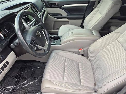 Used 2018 Toyota Highlander Plus FWD image 15